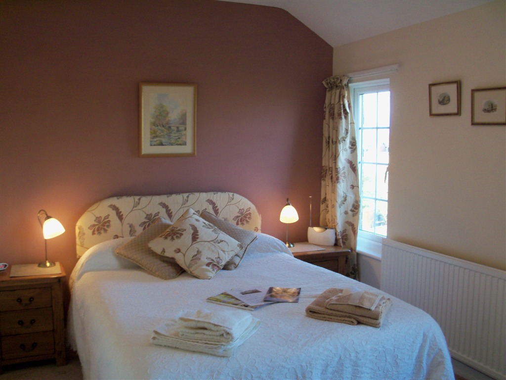 Hatton - Double Room - Private Bathroom (shower over bath) Fernlea Cottage Bed and Breakfast